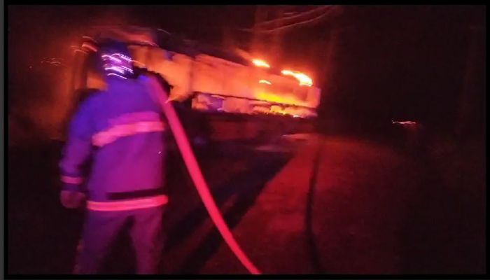 Guaraniaçu – Ônibus é destruído por fogo em estrada rural 